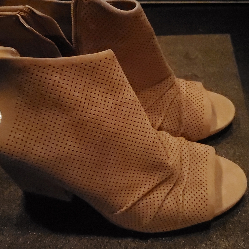 Vince Camuto Women's Peep Toe Perforated Heeled Ankle Boots Tan Size 10